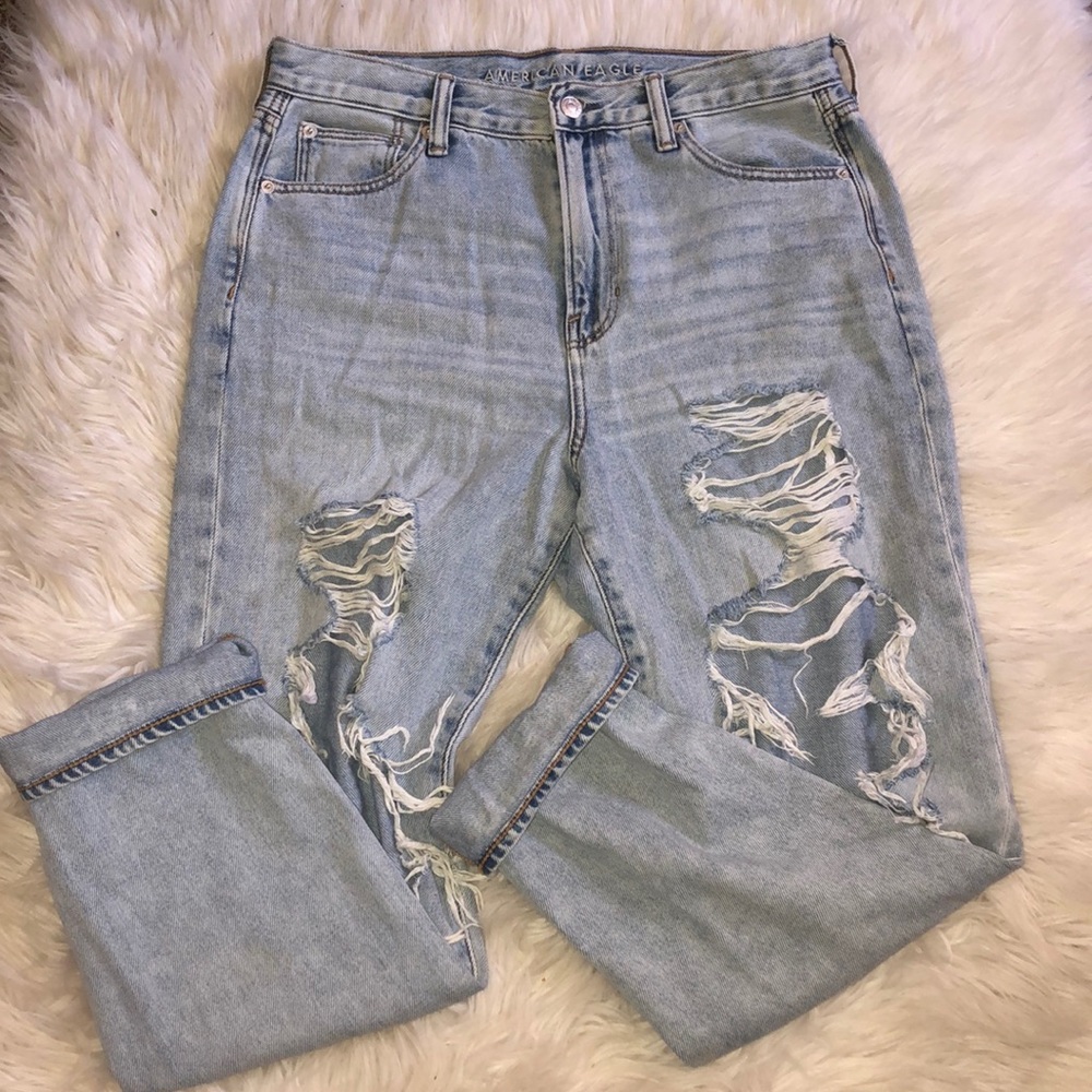 American Eagle light wash Mom Jean